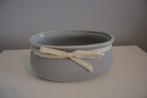 Doniczka szara ceramiczna ze wstążką 23x14x10 cm 