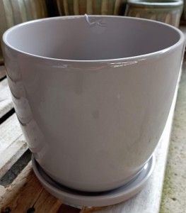 Szara doniczka z przyklejonym podstawkiem 20x18 cm