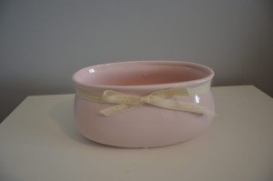 Doniczka rózowa ceramiczna ze wstążką 23x14x10 cm 