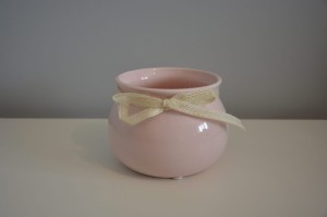 Doniczka ceramiczna ze wstążką różowa 17x12 cm