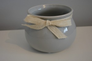 Doniczka ceramiczna ze wstążką szara 14x10 cm 